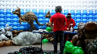 Aus Luftballons mach Dino: Rund 100 Künstler haben für die Ausstellung "Luftballonwelten" Tiere, Pflanzen und Sehenswürdigkeiten nachgebaut.